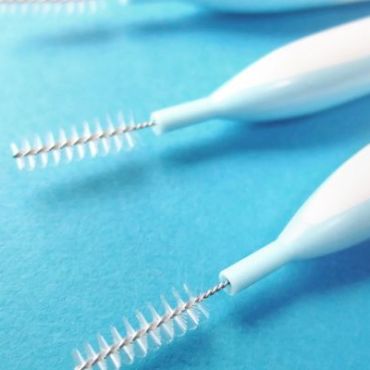 Soie dentaire vs brossettes interdentaires : que choisir ?