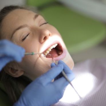 L’importance de votre nettoyage dentaire annuel avec nos hygiénistes dentaires