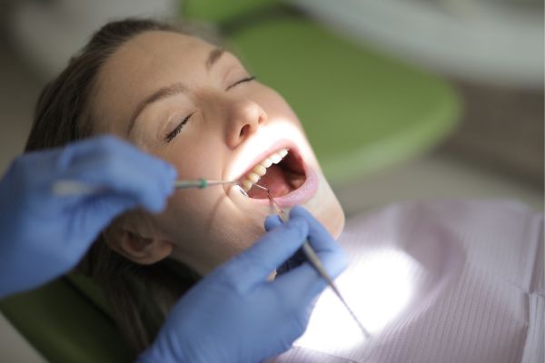 L’importance de votre nettoyage dentaire annuel avec nos hygiénistes dentaires